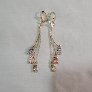 Earrings laminated gold.